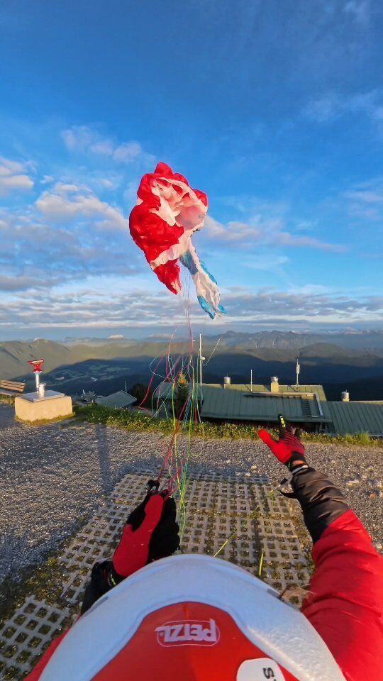 Quick sundowner throw and go 🚀🌄
.
.
.
.
.
#lifeisintheair @supair_paragliding @sportraumtrailteam #parapendio #parapente #paragliding #paraglider #gleitschirmfliegen #gleitschirm #sundowner #brauneck #lenggries #alpenliebe #alpenblick #hikeandfly #runandfly #timetoplay #sunsetlovers #trailrunning #berglauf