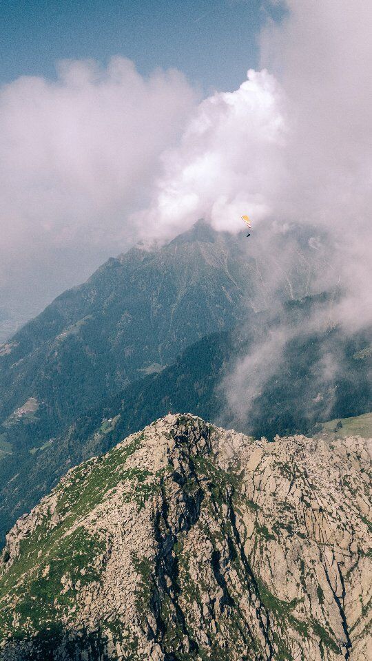 Catching some early thermals above Mutspitze before the crossing the valley to turnpoint 2 @assenhuette at @wanderbird.hikeandfly.
📹@maximiliangierl 🙏
.
.
.
.
@supair_paragliding @sportraumtrailteam @dorftirol_tirolo #dorftirol #tirolo #wanderbirdhikeandfly #findyourpath #hikeandfly #parapendio #paragliding #paraglider #gleitschirmfliegen #gleitschirm #berglauf #southtyrol #südtirol #meran #hochmuth #lovetirol