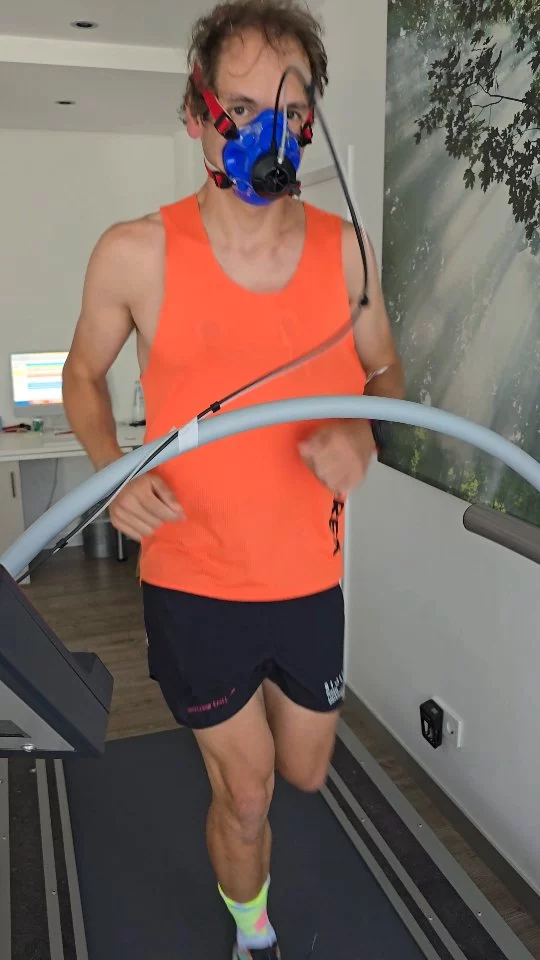 Last time was two years ago, a few weeks after a COVID infection. Now went back to @kardiologiemitherz to check where I stand. It's always exciting to track progress and see if my training is actually paying off 😅. 
Balancing work and family time ♥️ makes it tough to squeeze in workouts, so sometimes it feels like I'm getting nowhere. That's why seeing hard numbers helps me understand my progress and optimize my training for upcoming challenges. Sprinting on the treadmill is super scary though, so I'm good for now. 😬

Have you ever checked your fitness status?
.
.
.
.
.
@sportraumtrailteam #trailrunning #trailrun #berglauf #ultrarunning #hikeandfly #hikemore